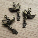 Bedeltje brons visser in boot