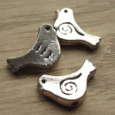 Metalen kraal vogeltje