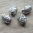 Metalen kraal met bloemen