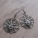 Oorbellen spin in web