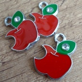 Bedeltje appel rood met stras