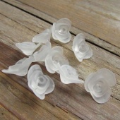 Mat roosje kraal kunststof wit