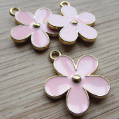 Bedeltje bloem roze goud emaille