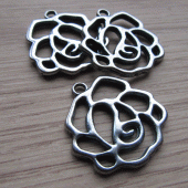 Open bloem gun metal bedeltje