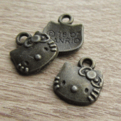 Bronskleurig bedeltje poesje