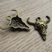 Bedeltje brons stierenkop