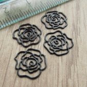 Metaal tussenstukje zwart roosje