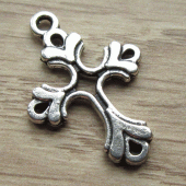 Bedeltje kruisje zilver