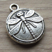 Bedeltje plat rond met libelle erop