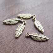 Bedeltje veertje goudkleurig