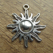 Bedeltje zon zilverkleurig