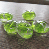 Plat ronde glaskraal groen met folie