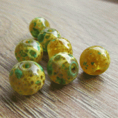 Gecoate glaskraal in groentinten