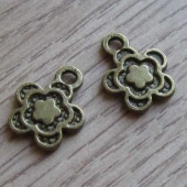 Bedeltje brons bloemetje