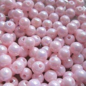 Zachtroze kinderkraal met glans