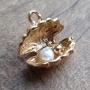 Bedeltje goud schelpje met parel